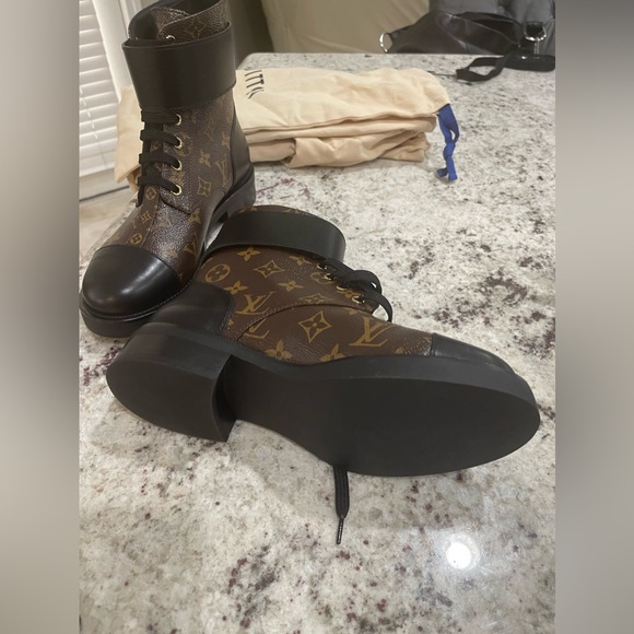 Louis Vuitton boots new with receipt.  Size 38 which is a size 7.5 women - Picture 5 of 11